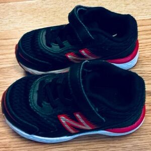 New Balance Kids Black and Red Sneakers Size 8 Excellent Condition